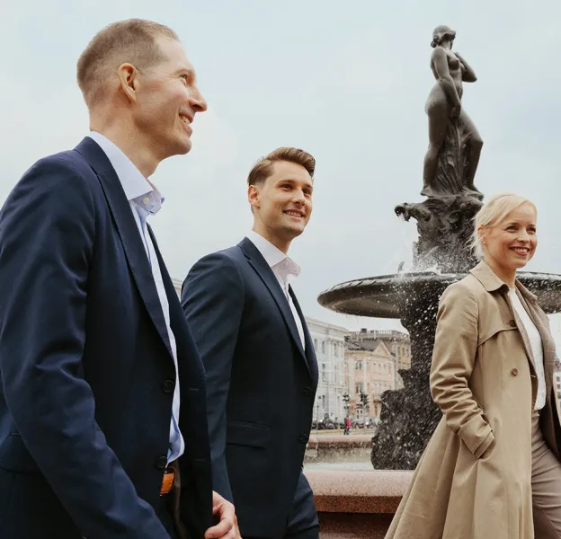 Helsingin konttorin kolme työntekijää