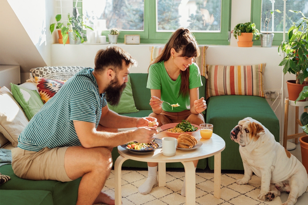 Pariskunta aamiaisella olohuoneessa.