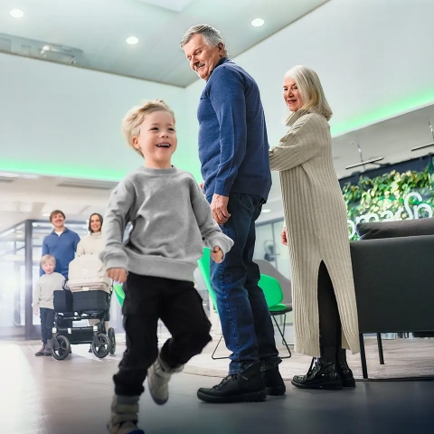 Lapsiperhe kohtaa pankin aulassa iäkkäämmän pariskunnan.