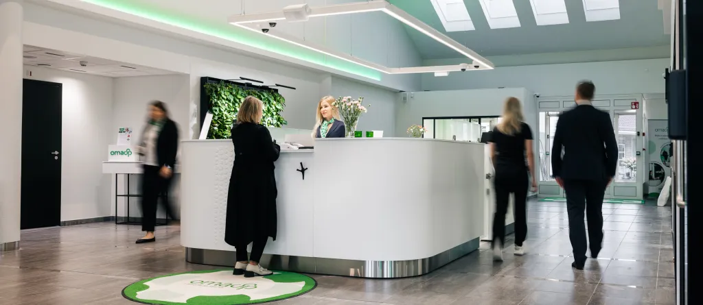 Liedon konttorin info, jonka ympärillä ihmisiä