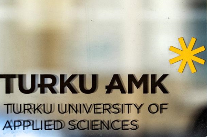 Turku AMK logo lasissa