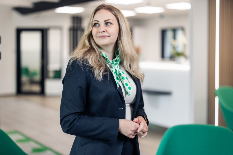 Pankin asiantuntija konttorin aulassa.