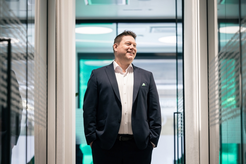 Asiantuntija kävelee konttorin käytävällä.