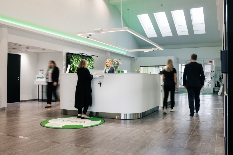 Liedon konttorin info, jonka ympärillä ihmisiä