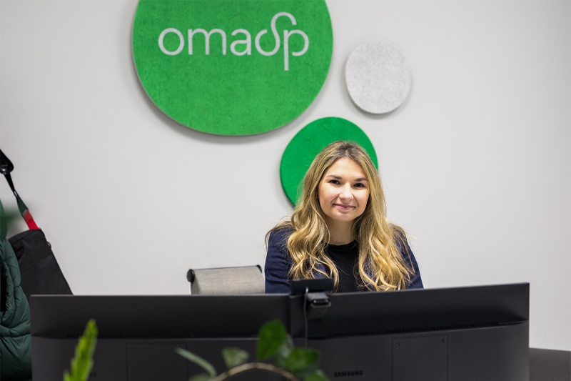 Asiakaspalvelun tiiminvetäjä Maria Hutri tietokoneella.