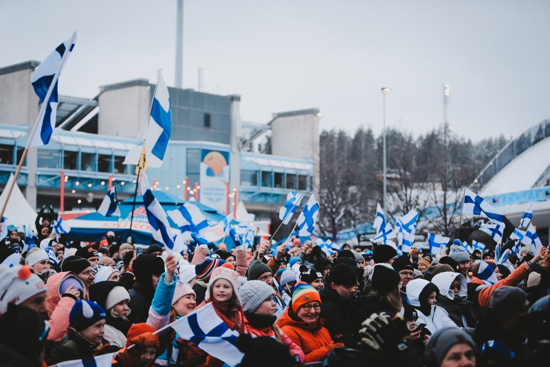 Yleisöä Salpausselän kisoissa suomenlippuja heiluttaen.