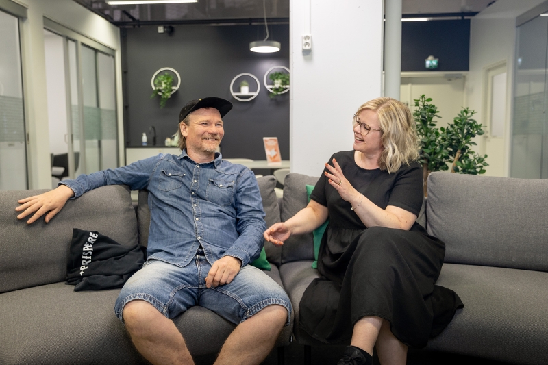 Harri Vilkuna ja palvelupäällikkö Katja Renfors keskustelevat konttorissa.