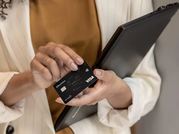 Sylissä kannettava tietokone ja K-Business Credit -kortti