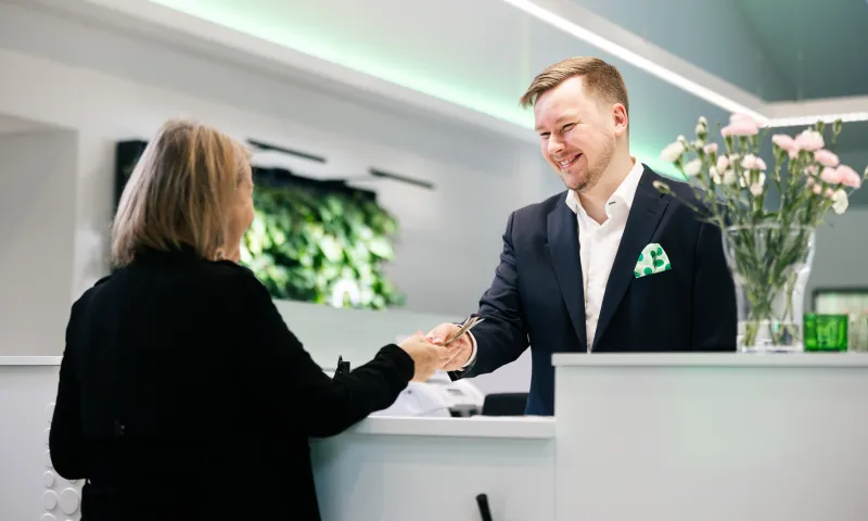 Pankin asiantuntija palvelemassa asiakasta palvelupisteellä.