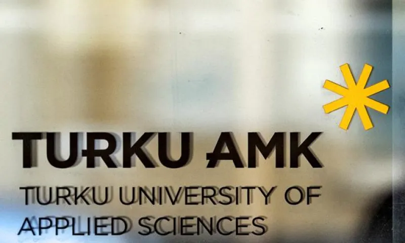 Turku AMK logo lasissa