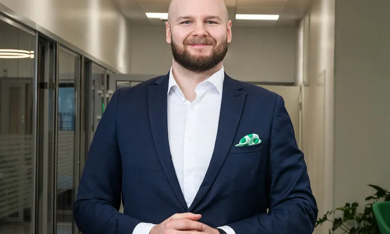 Pankin asantuntija pankkisalissa.