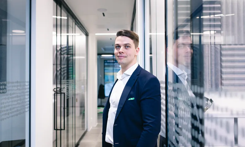 Nico Warde konttorin käytävällä kuvattuna