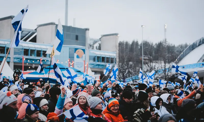 Yleisöä Salpausselän kisoissa suomenlippuja heiluttaen.