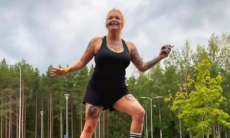 Puistojumppaohjaaja Jonna