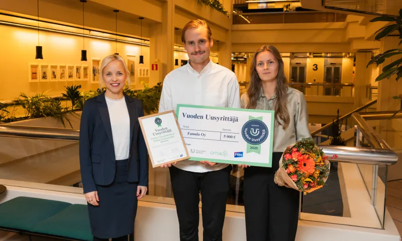Leena Lindström ja Vuoden Uusyrityskilpailun voittajat.