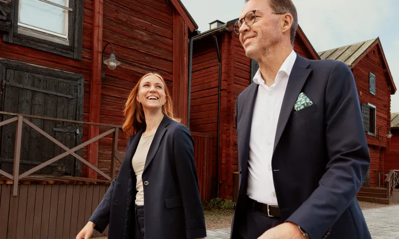 Oulun konttorin kaksi työntekijää