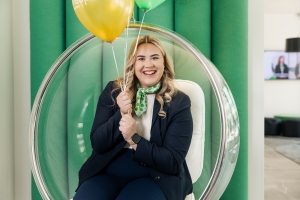 OmaSp:n asiantuntija istuu ilmapallojen kanssa