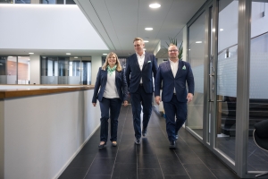 Asiantuntijat Tiina Kallonen, Petri Grönroos ja Markku Merenluoto käytävällä.