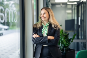 Pankin asiantuntija katsoo konttorin ikkunasta hymyillen.