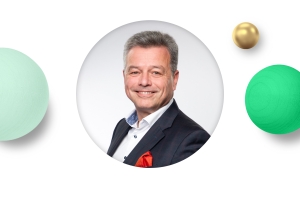 Kuvassa Karri Alameri ja taustalla palloja.