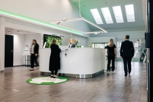 Liedon konttorin info, jonka ympärillä ihmisiä