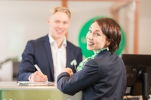 Krista-Maria Puhjo ja Jani Utriainen kassapisteessä