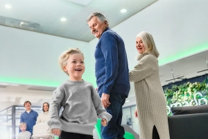 Lapsiperhe kohtaa pankin aulassa iäkkäämmän pariskunnan.