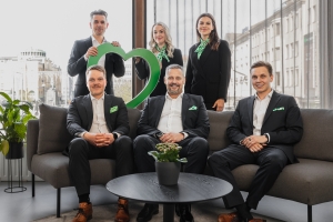 Vaasan konttorin kuusi henkilöä ryhmäkuvassa