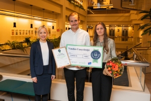 Leena Lindström ja Vuoden Uusyrityskilpailun voittajat.