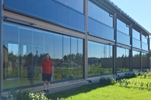 Rakennusyrittäjä seisoo rakentamansa Asuntomessujen kohteen edessä.