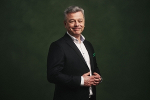 Karri Alameri tummalla taustalla