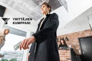 Mies hotellin vastaanottotiskillä