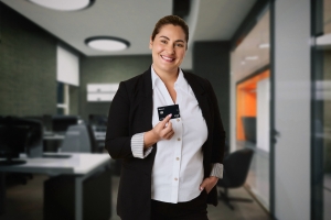 K-Business Visa -kortti virkailijan kädessä toimistolla