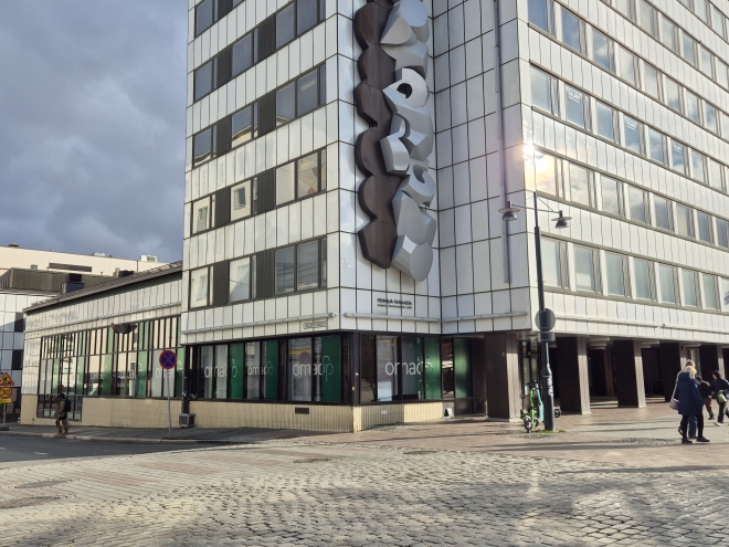 Valkoinen, monikerroksinen rakennus, jossa Kuopion konttori sijaitsee