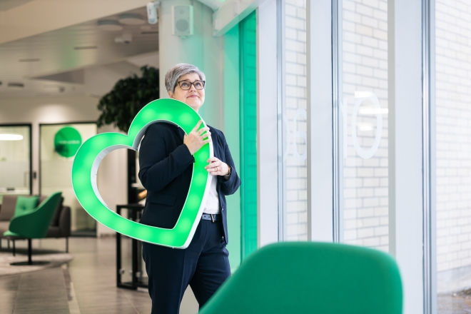 Pankin asiantuntija pitelee vihreää sydäntä.