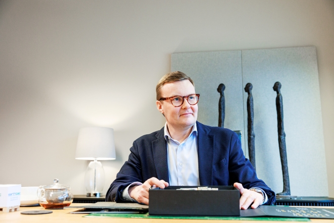 Yrittäjä Jussi Niemelä työhuoneessaan.