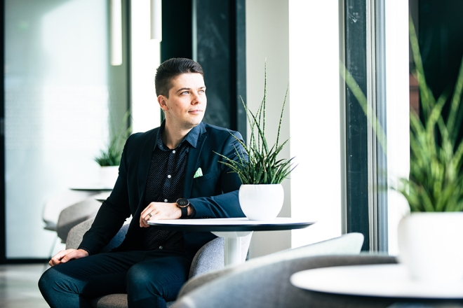 Nico Warde istuu pöytään nojaten