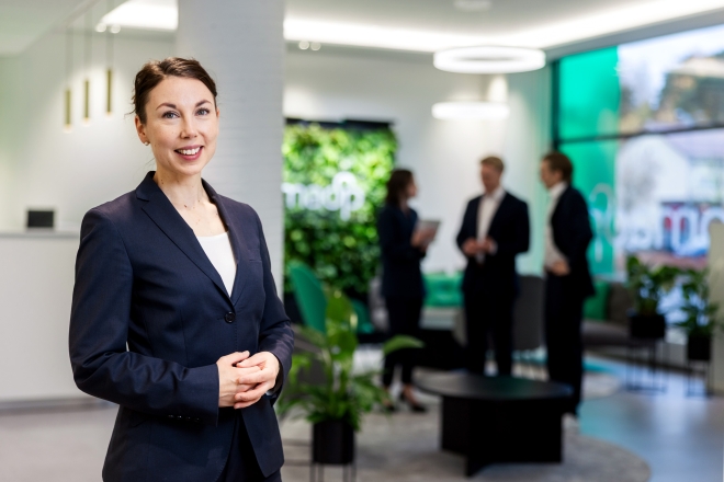 Krista-Maria Puhjo konttorilla