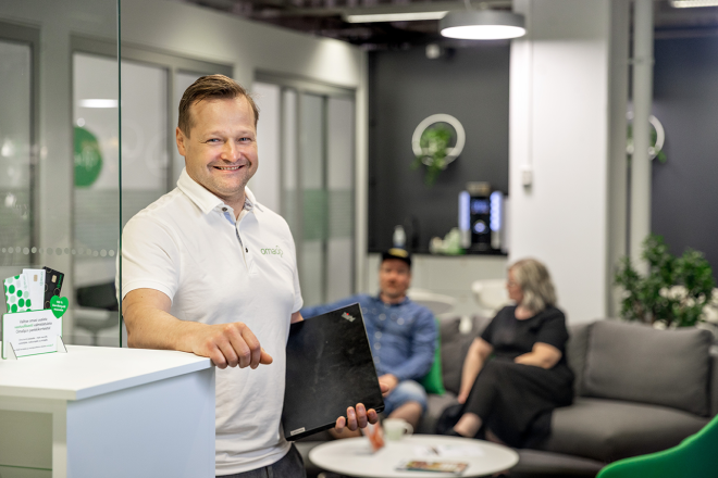 Timo Salonen konttorissa tietokoneen kanssa. 