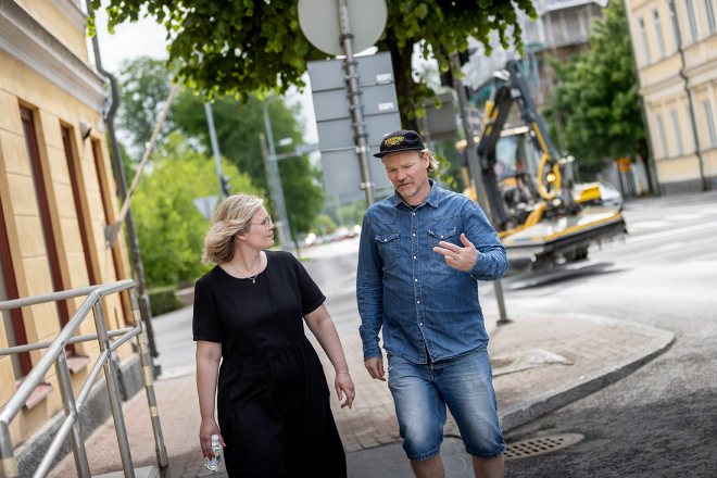 Palvelupäällikkö Katja Renfors ja Harri Vilkuna kulkemassa kadulla.