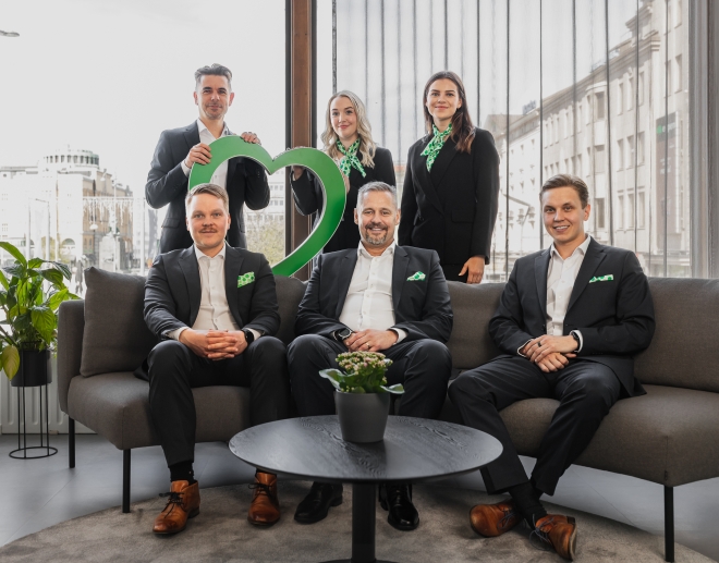 Vaasan konttorin kuusi henkilöä ryhmäkuvassa