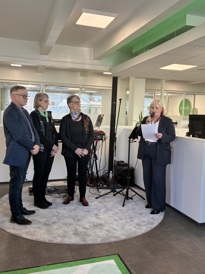 Kuvassa Tuula Mäntylä ja kutsuvieraat