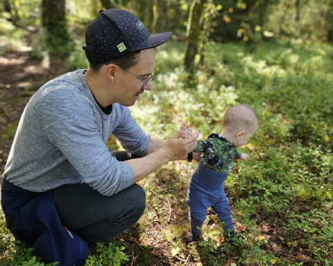 Leo lapsensa kanssa metsässä.