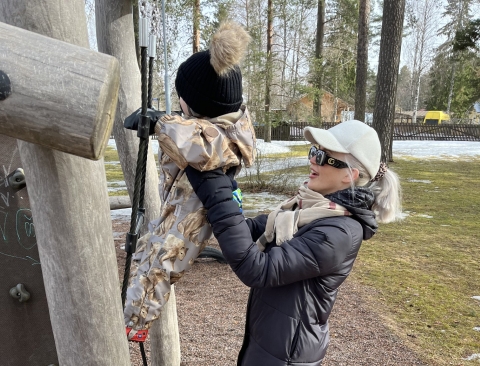Seela lapsensa kanssa leikkipuistossa.